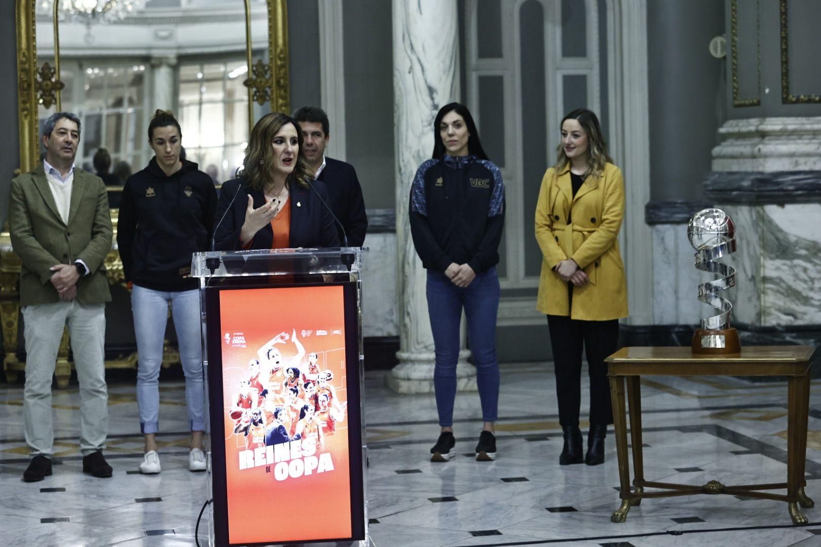 Las campeonas visitan el Ayuntamiento