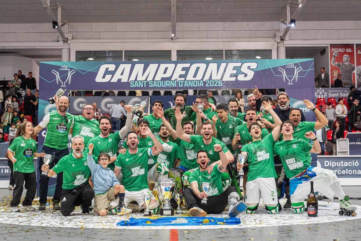 Los campeones posan con la Copa del Rey