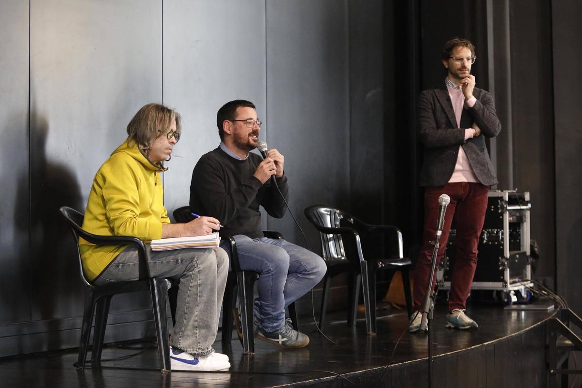 Girona. Teatre Centre Civic Sant Narcis. Reunio oberta de veins i ajuntament per parlar de seguretat. Lluc Salellas. Isaac Sanchez. Sergi Font.