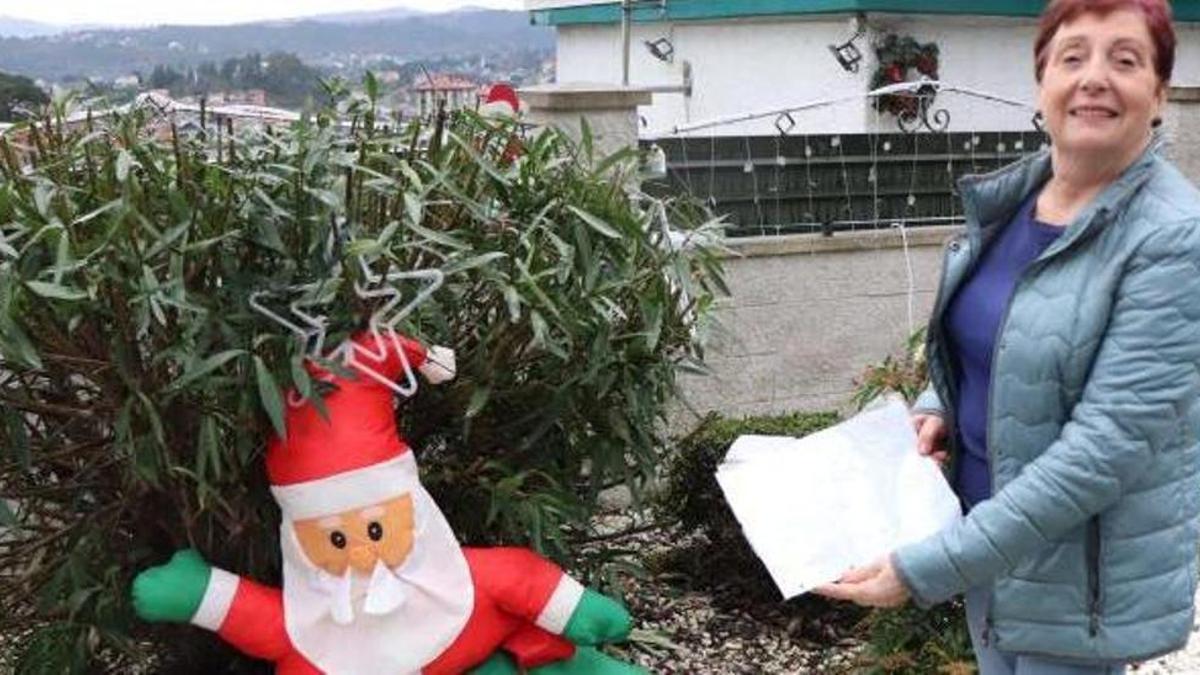 Carmen y el Papá Noel que le han devuelto.