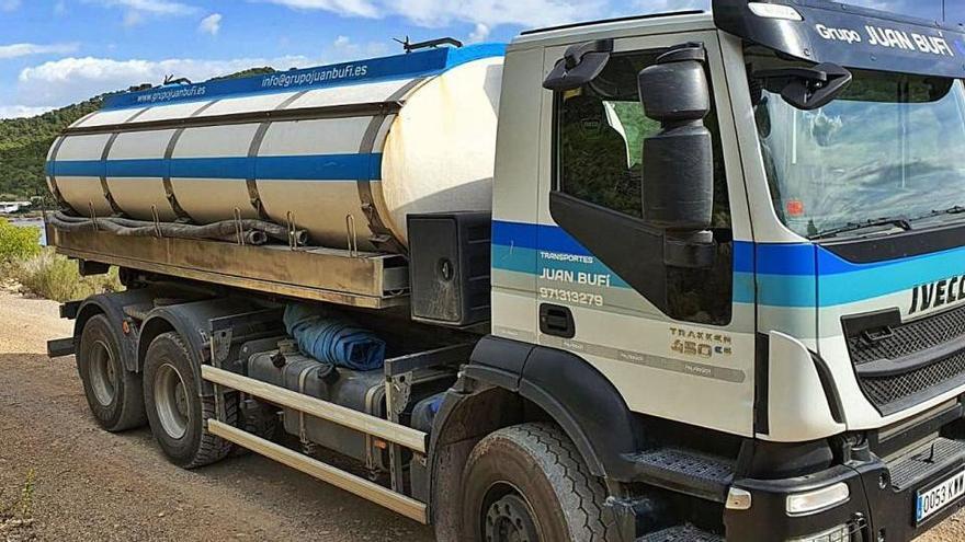 Servicio de agua potable en toda la isla.