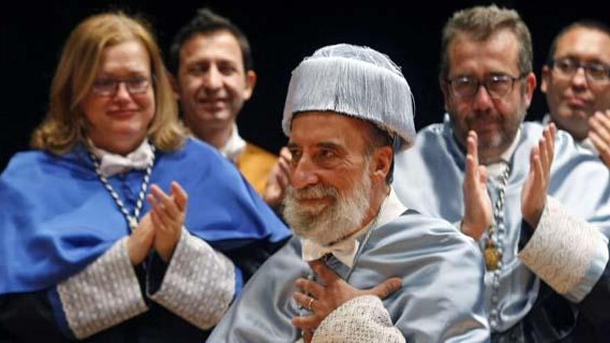 El poeta Raul Zurita saluda tras ser investido hoy Doctor Honoris Causa por la Universidad de Alicante