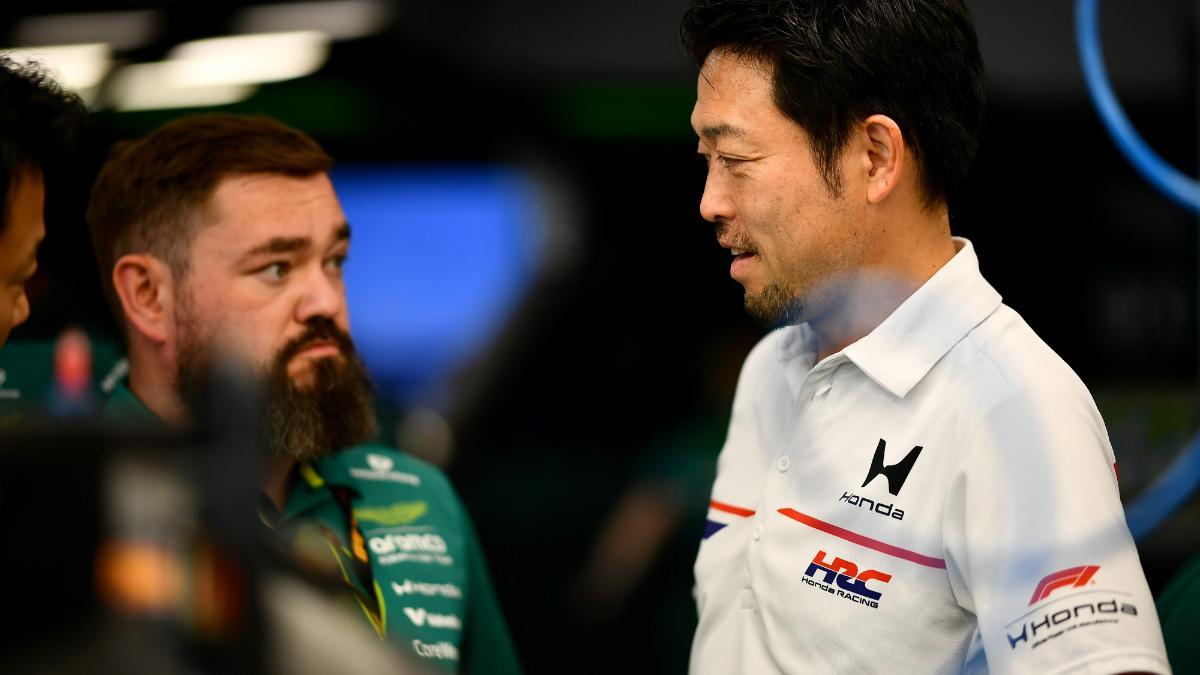 Orihara charla con los ingenieros de Aston Martin en Japón
