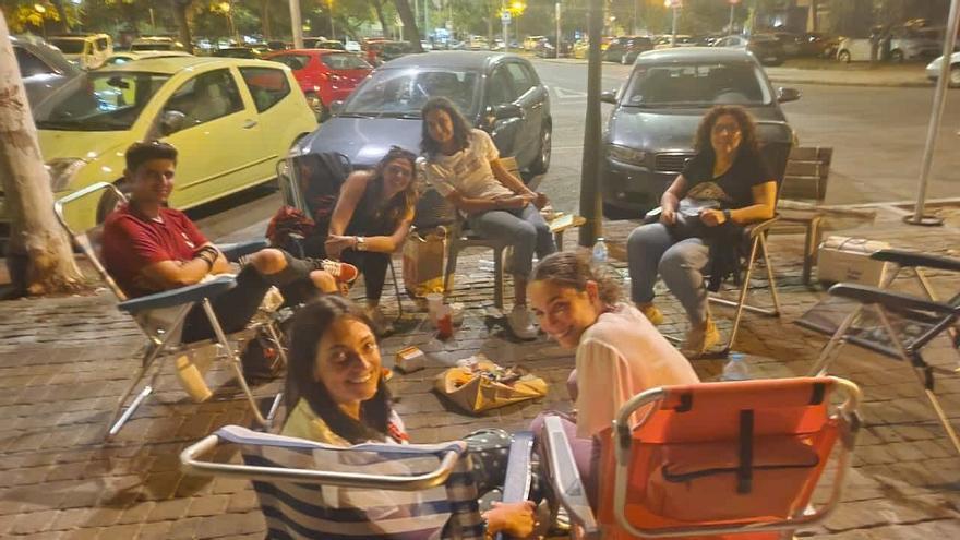 Fans de Manuel Carrasco pasan la noche acampados junto a la plaza de toros