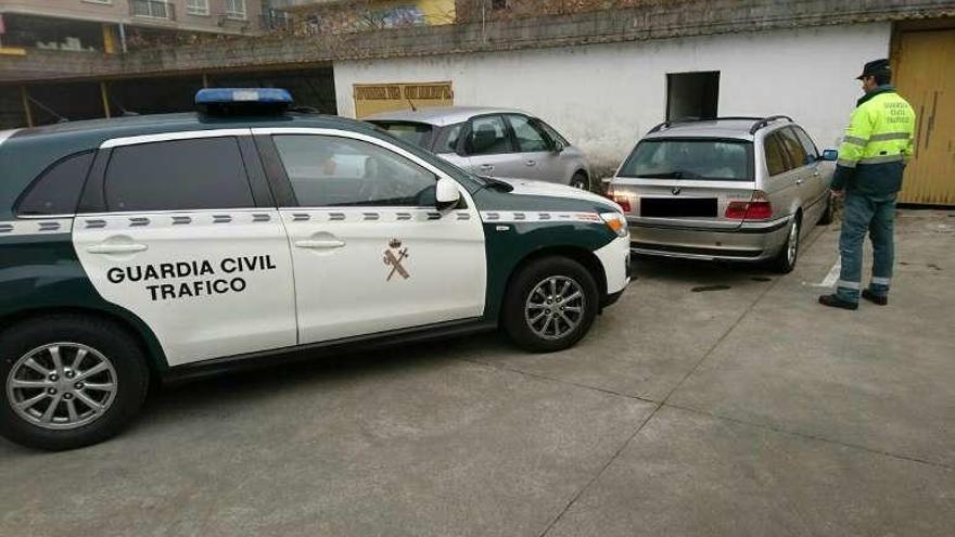 El BMW familiar interceptado por la Guardia Civil de Tráfico. // D.P.