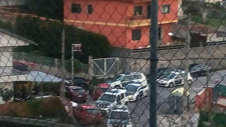 Operación desplegada ayer por la Guardia Civil en un local en Moaña. // G.N.