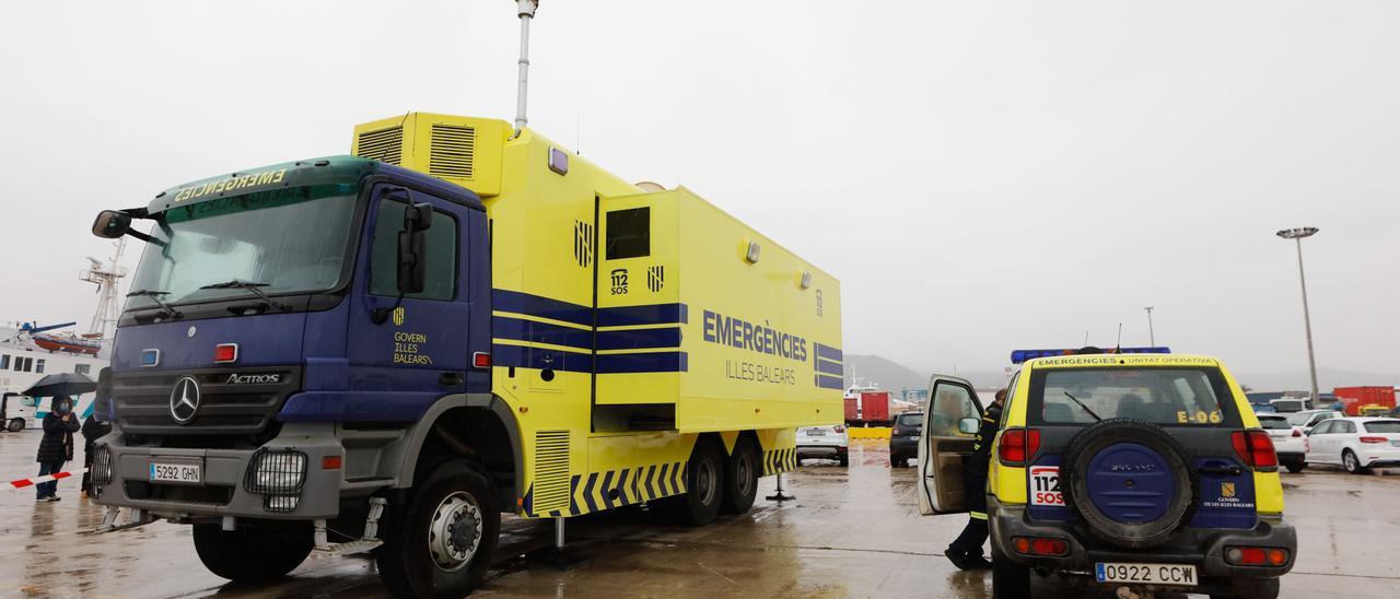 El camión permanecerá en el puerto de Ibiza una semana para el control de las imágenes del dron de Emergencias. J. A. Riera