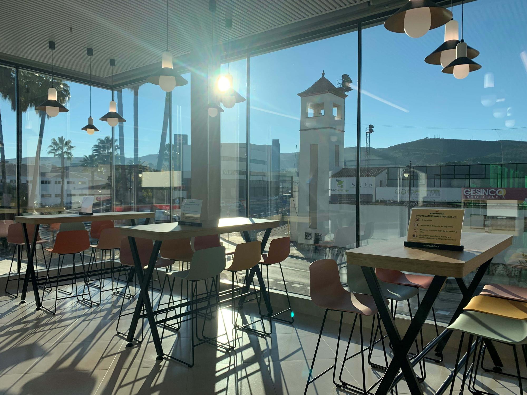 Mesas y sillas del nuevo supermercado inaugurado en Ontinyent.jpg