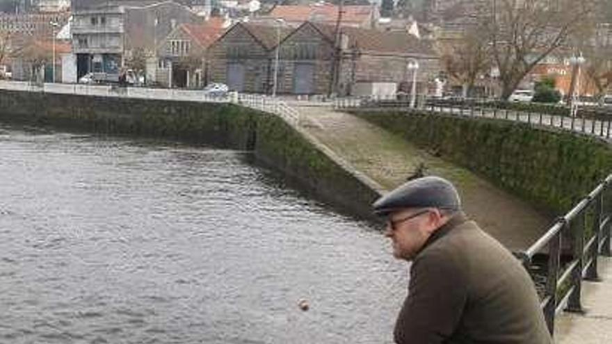 Un hombre MIRA a los pescadores. //  M.M.