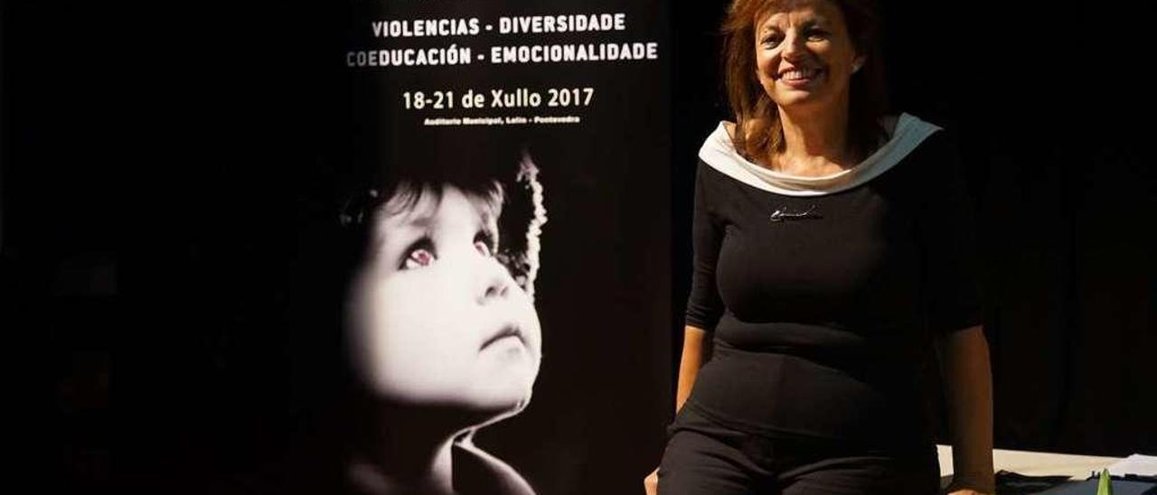 Mercedes Oliveira, en el auditorio de Lalín, durante la conferencia de ayer. // Bernabé