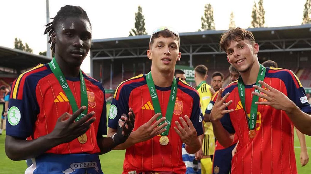 Ousmane Diallo junto a otros dos compañeros celebrando la victoria.