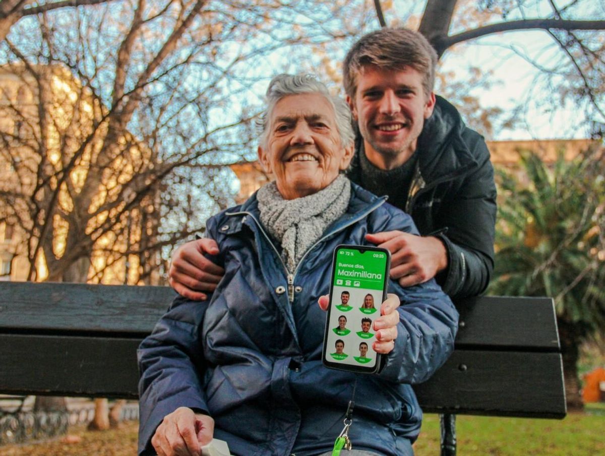 Jorge Terreu junto a su abuela Maximiliana y su móvil homónimo.