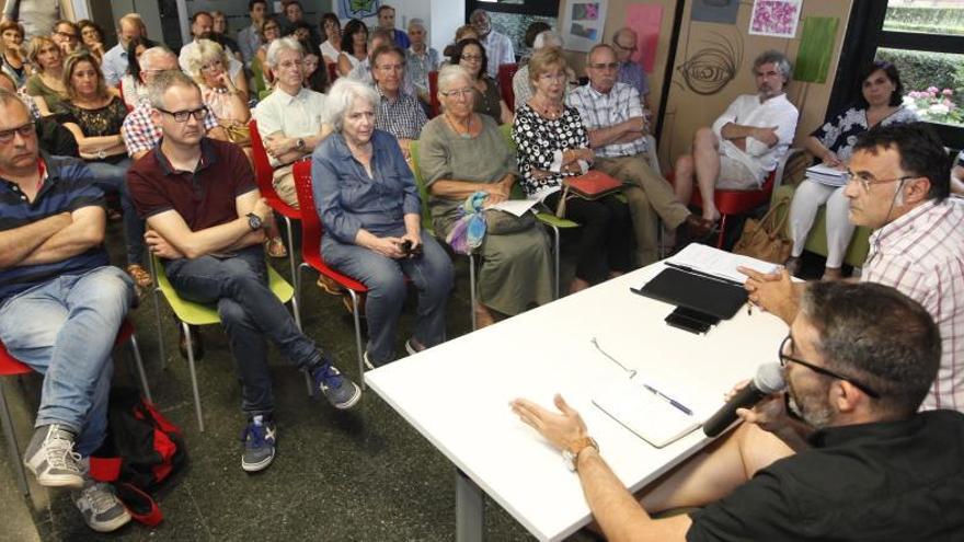 Reunió dels veïns amb el regidor de Paisatge, Narcís Sastre.