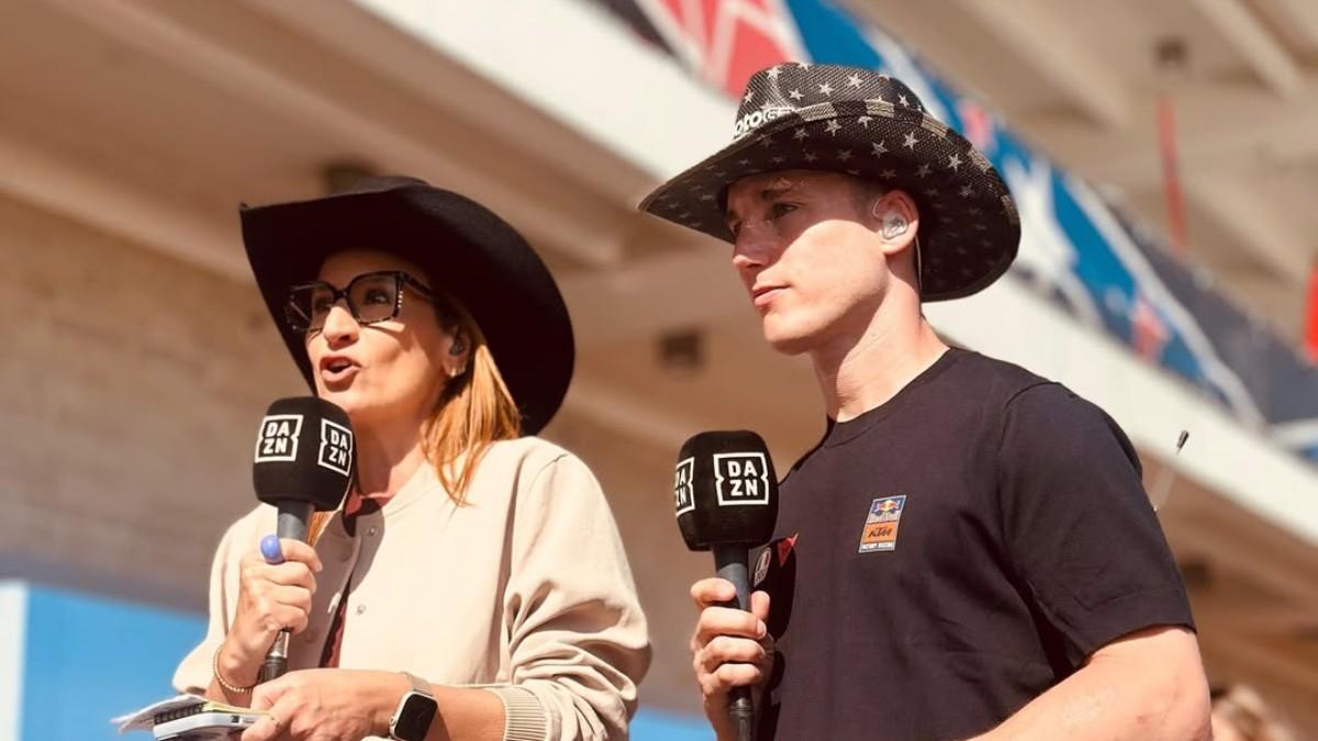 Pol Espargaró, junto a su compañera en 'Dazn', Izaskun Ruiz