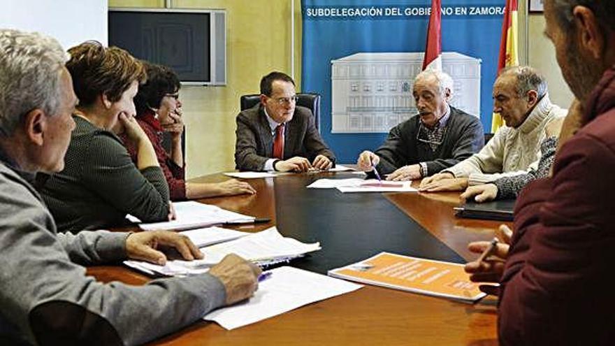 Reunión del subdelegado del Gobierno con la coordinadora Pueblos Vivos de Zamora, ayer.