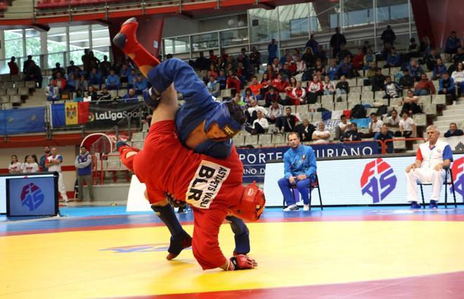 Fotografía facilitada por la Federación Internacional de Sambo (FIAS) que muestra a dos combatientes durante el Campeonato de Europa Jefe de Sambo y Combate Sambo que tuvo lugar el pasado domingo en el Palacio de Deportes Presidente Adolfo Suárez de