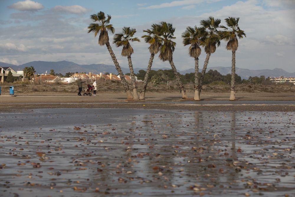 El temporal agrava la situación de la playa de Canet d'En Berenguer con nueva pérdida de arena y más piedras