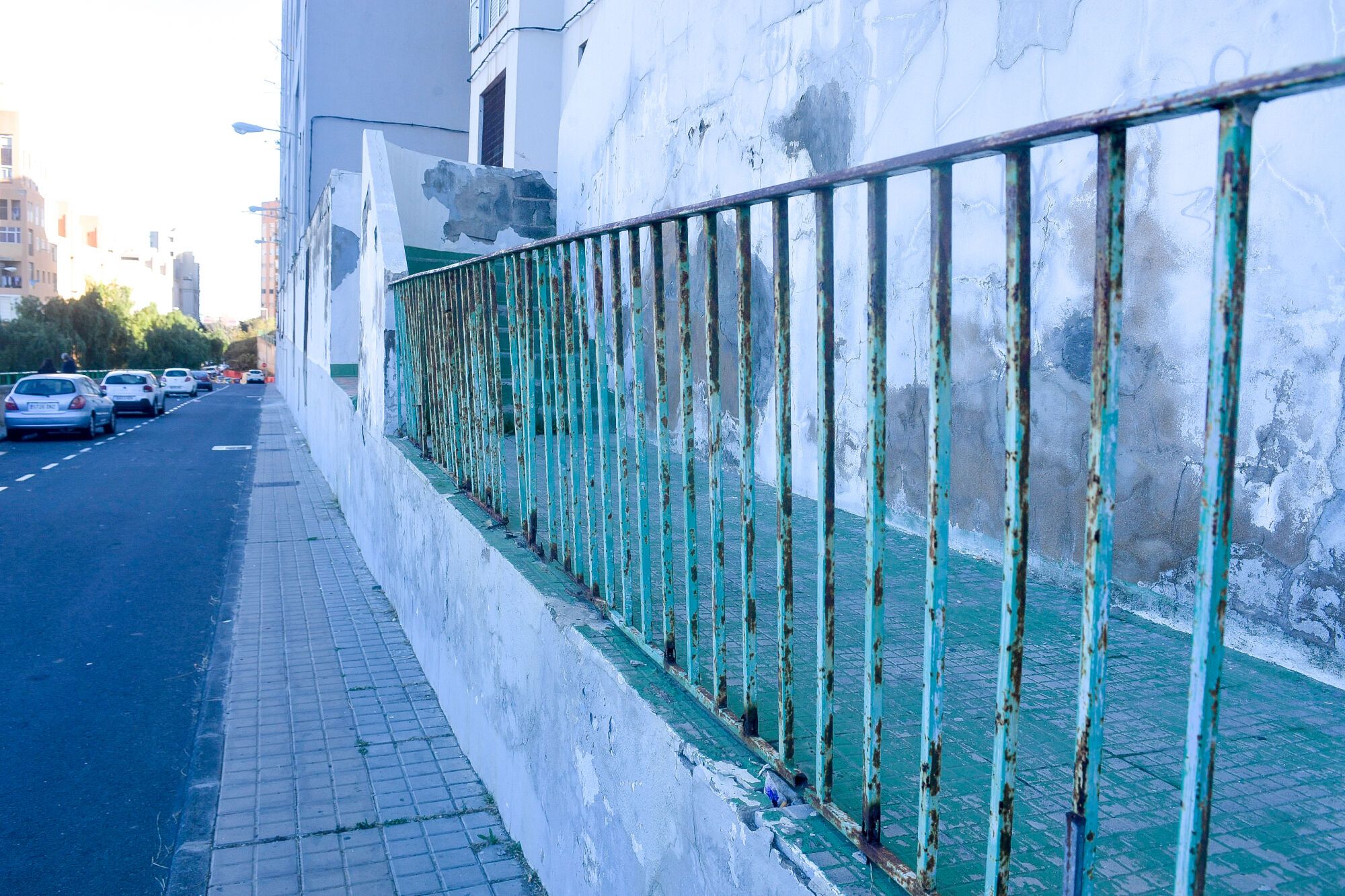 Desperfectos en los edificios y suciedad en el barrio de La Feria