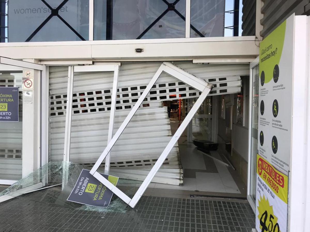 Asaltan una tienda de móviles tras un alunizaje en 'El Osito'