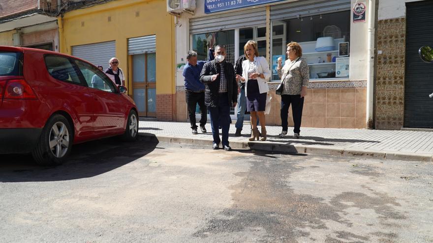 La viceportavoz del PSOE en el Ayuntamiento de Málaga, Begona Media, en la barriada de Giron Las Delicias