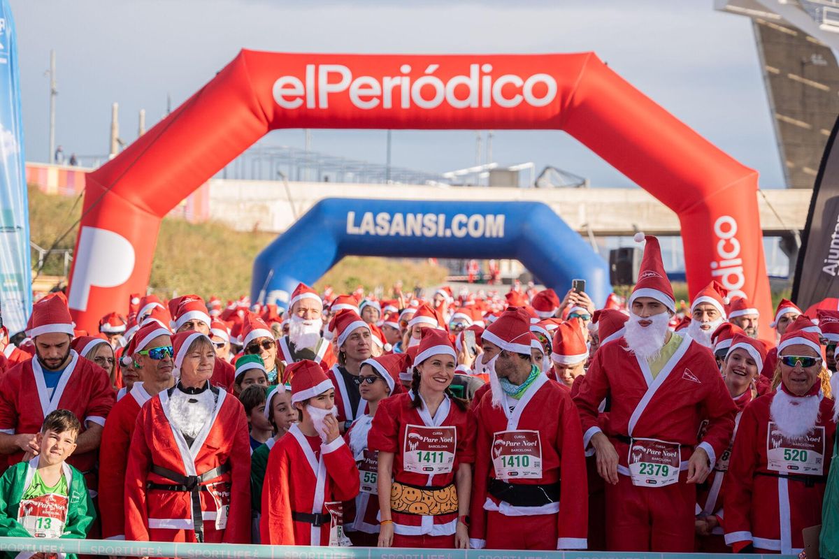 Cientos de Santa Claus corren por Barcelona en la primera Cursa del Pare Noel