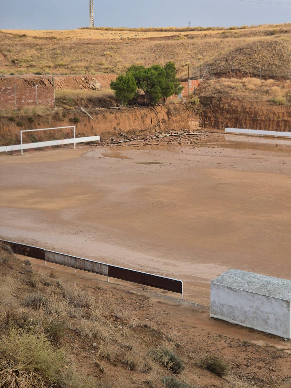 Daños en el campo de fútbol de Híjar por la tormenta, este domingo.