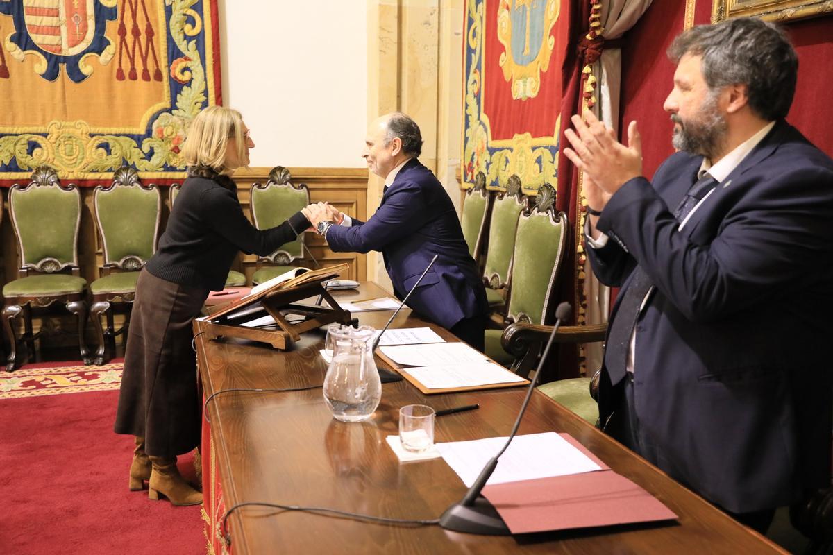 Marta Mateo recibe la felicitación del rector Ignacio Villaverde, ante el secretario de la Universidad de Oviedo, Ángel Espiniella.