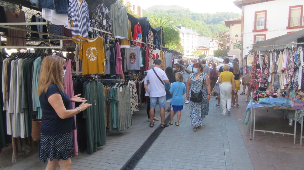 Ambiente en "la plaza" de Cangas de Onís.