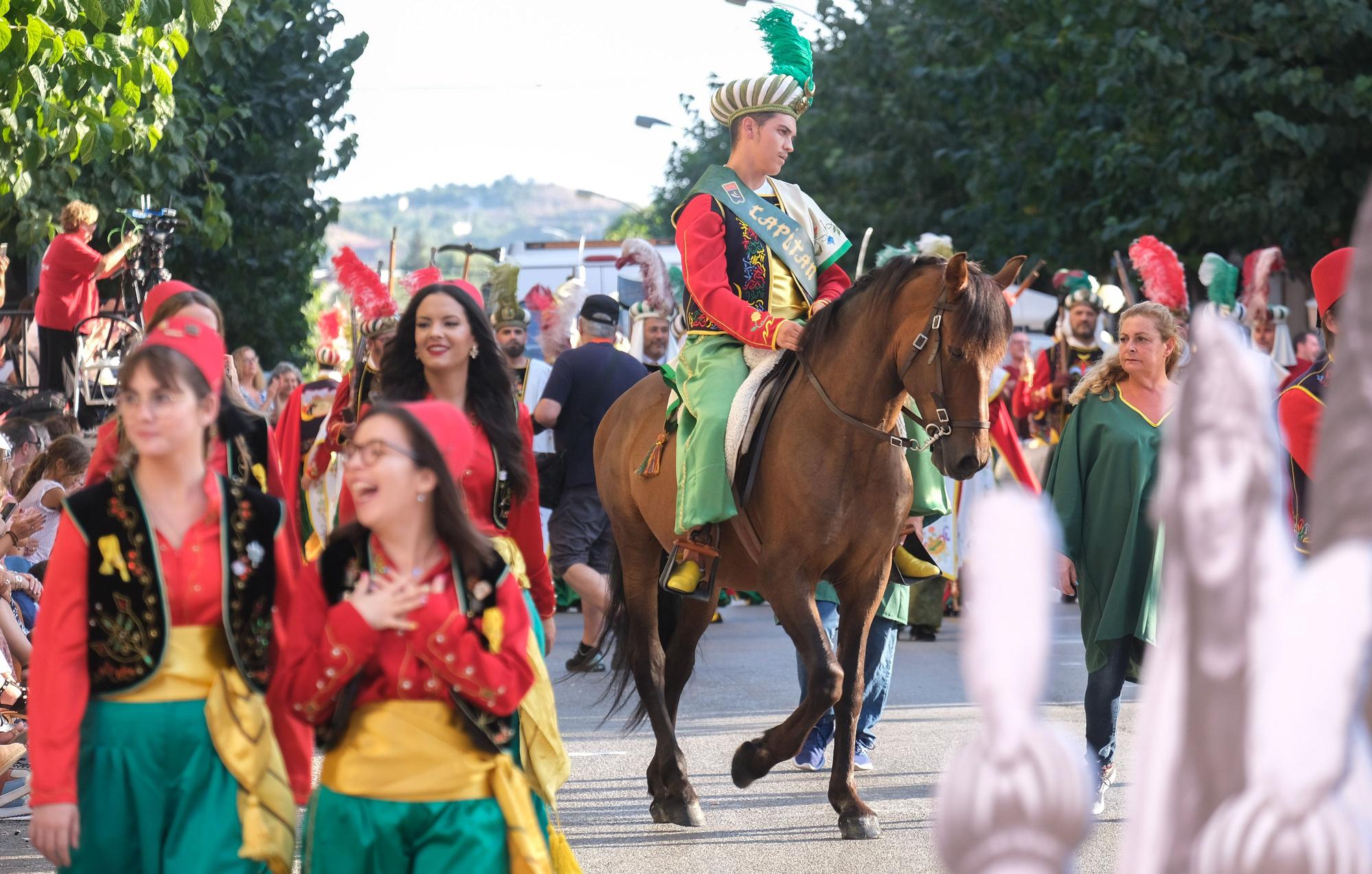 Así ha sido el desfile conmemorativo del 200 aniversario de los Moros Viejos de Petrer