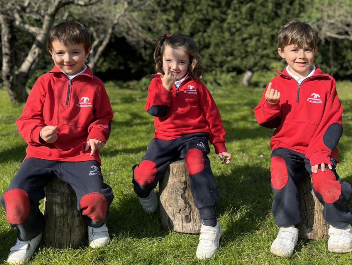 Alumnado del centro en la zona del arbolado. | Cedida a Lne