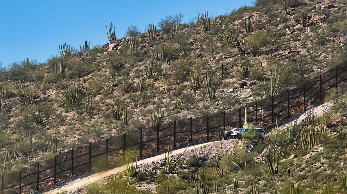 Vehículos de la Patrulla Fronteriza con cámaras en la frontera entre EEUU y México, cerca de Lukeville (Arizona), el 16 de febrero del 2017.