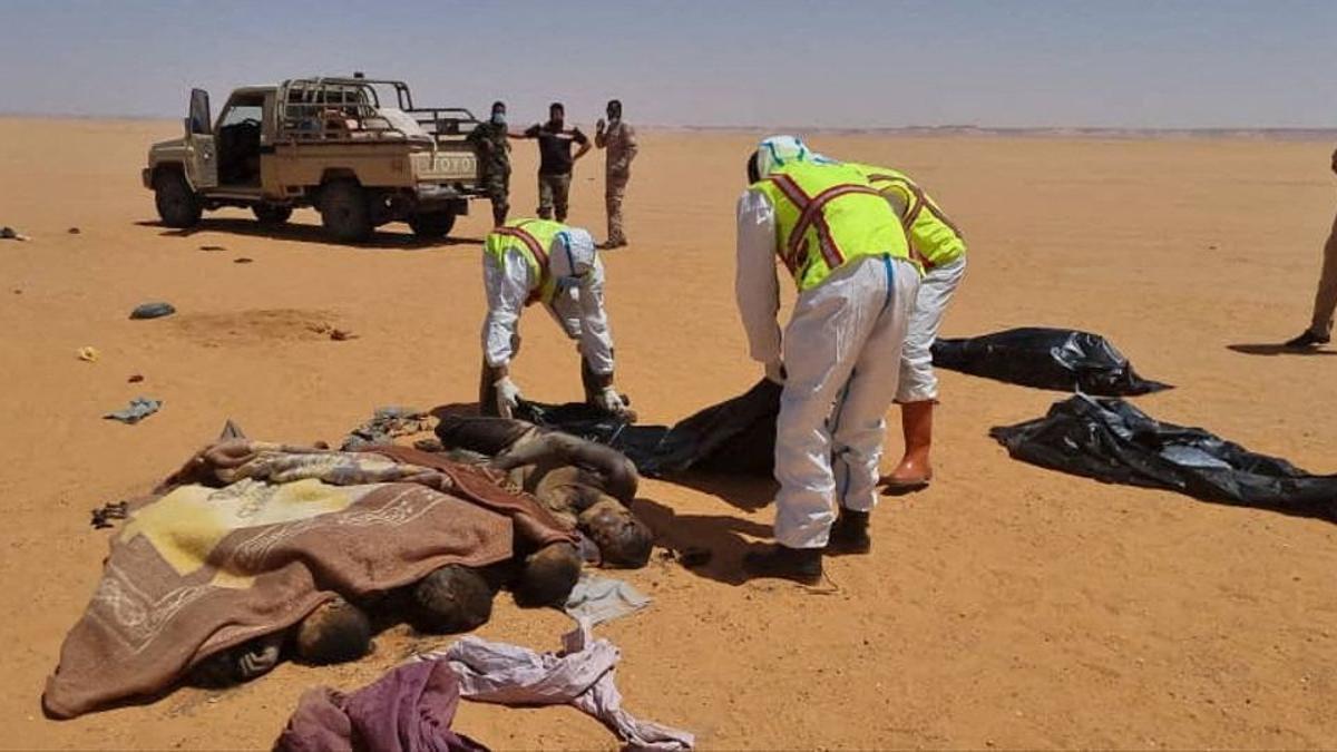 Encuentran a 20 personas muertas de sed en el desierto de Libia.