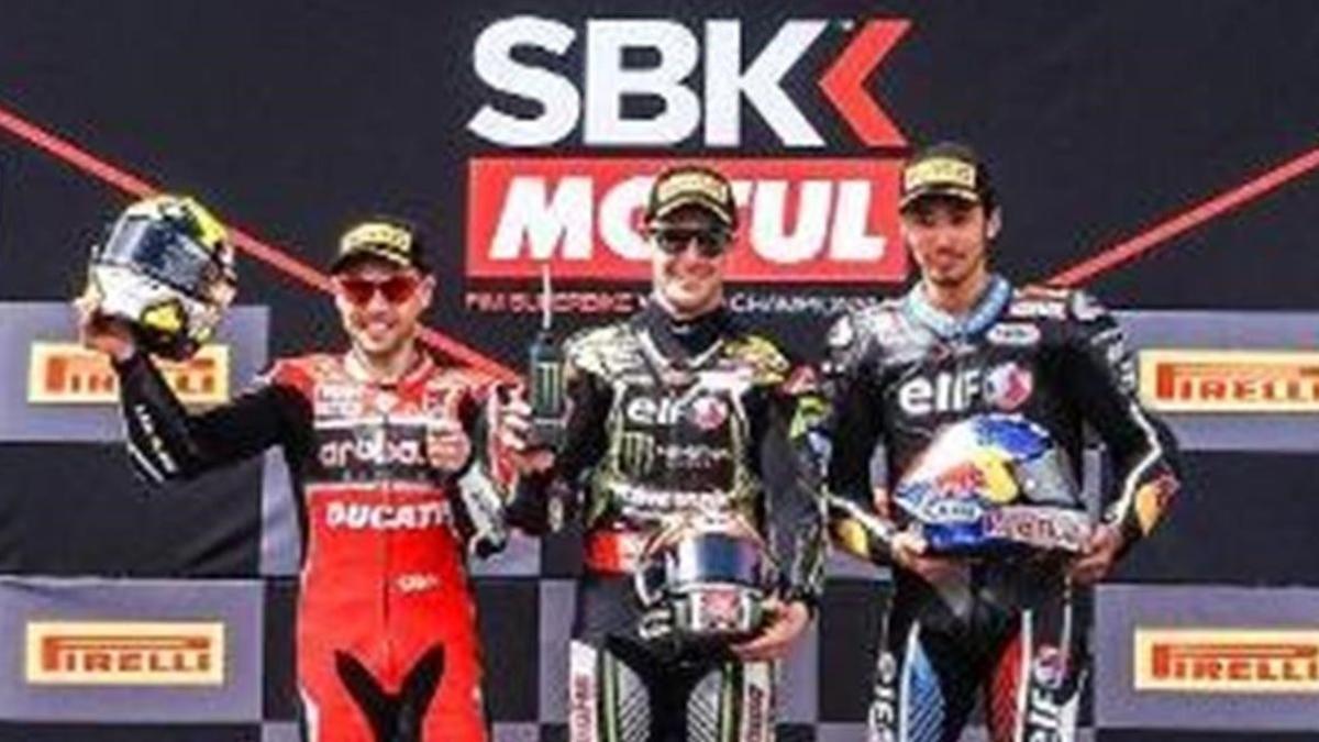 Álvaro Bautista, Jonathan Rea y Toprak Razgatlioglu, de izquierda a derecha, en el podio de hoy en Ímola (Italia).