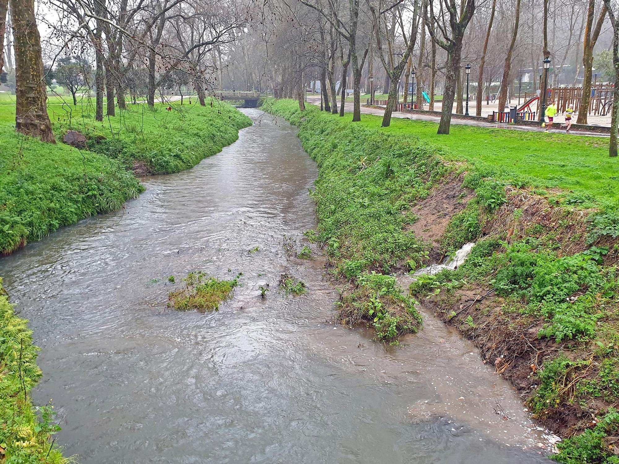 El Lagares, cerca de desbordarse con la intensas lluvias