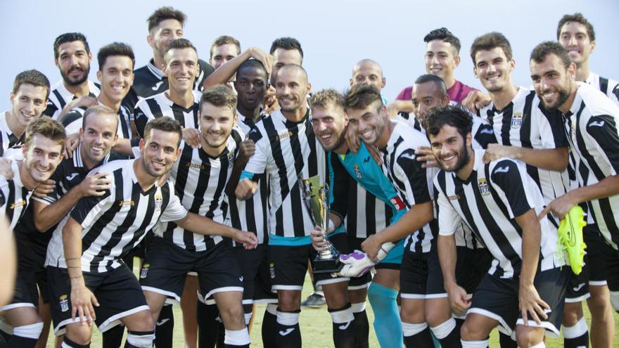 La plantilla celebrando el trofeo que conseguía ante el Real Murcia el pasado verano.