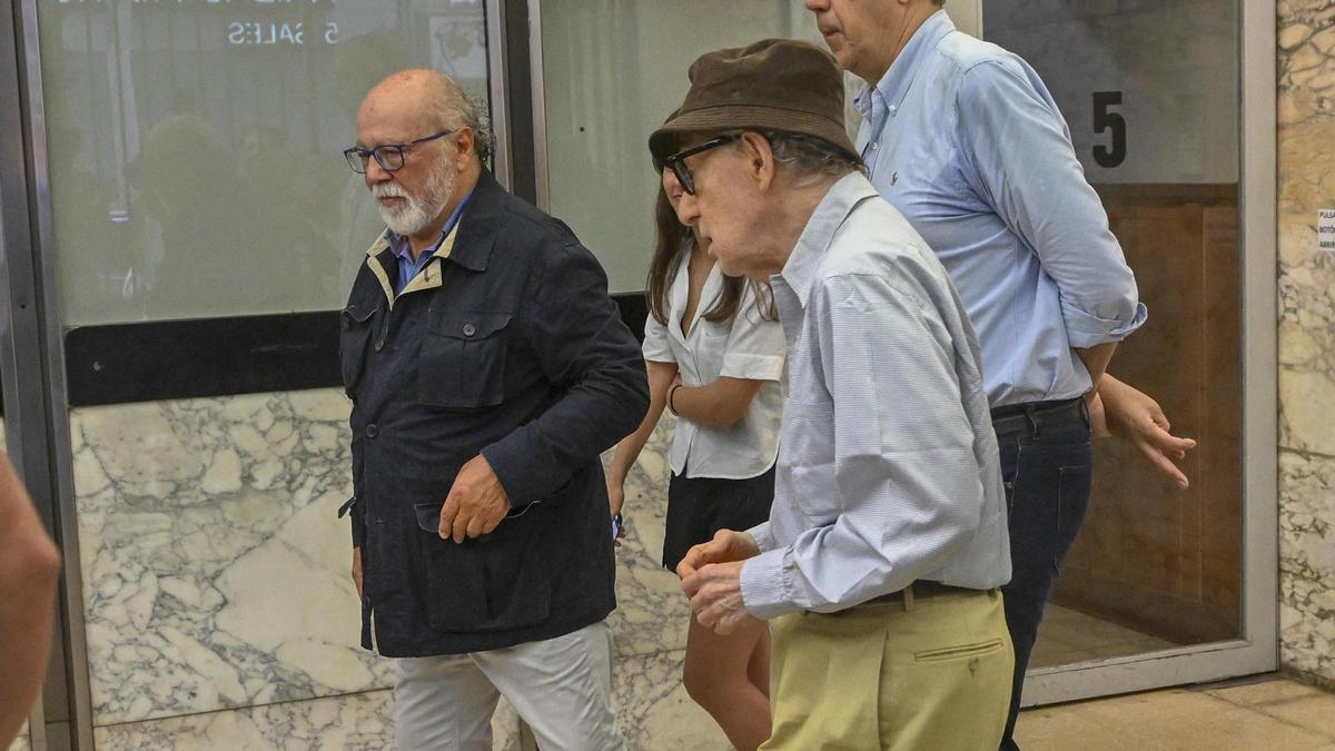 Woody Allen, a su llegada a los cines Aribau de Barcelona, el domingo por la tarde