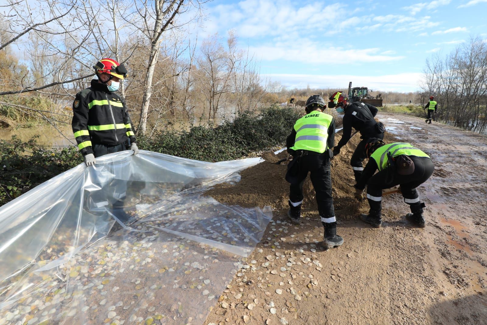 El municipio zaragozano de Novillas se prepara para la punta de la crecida