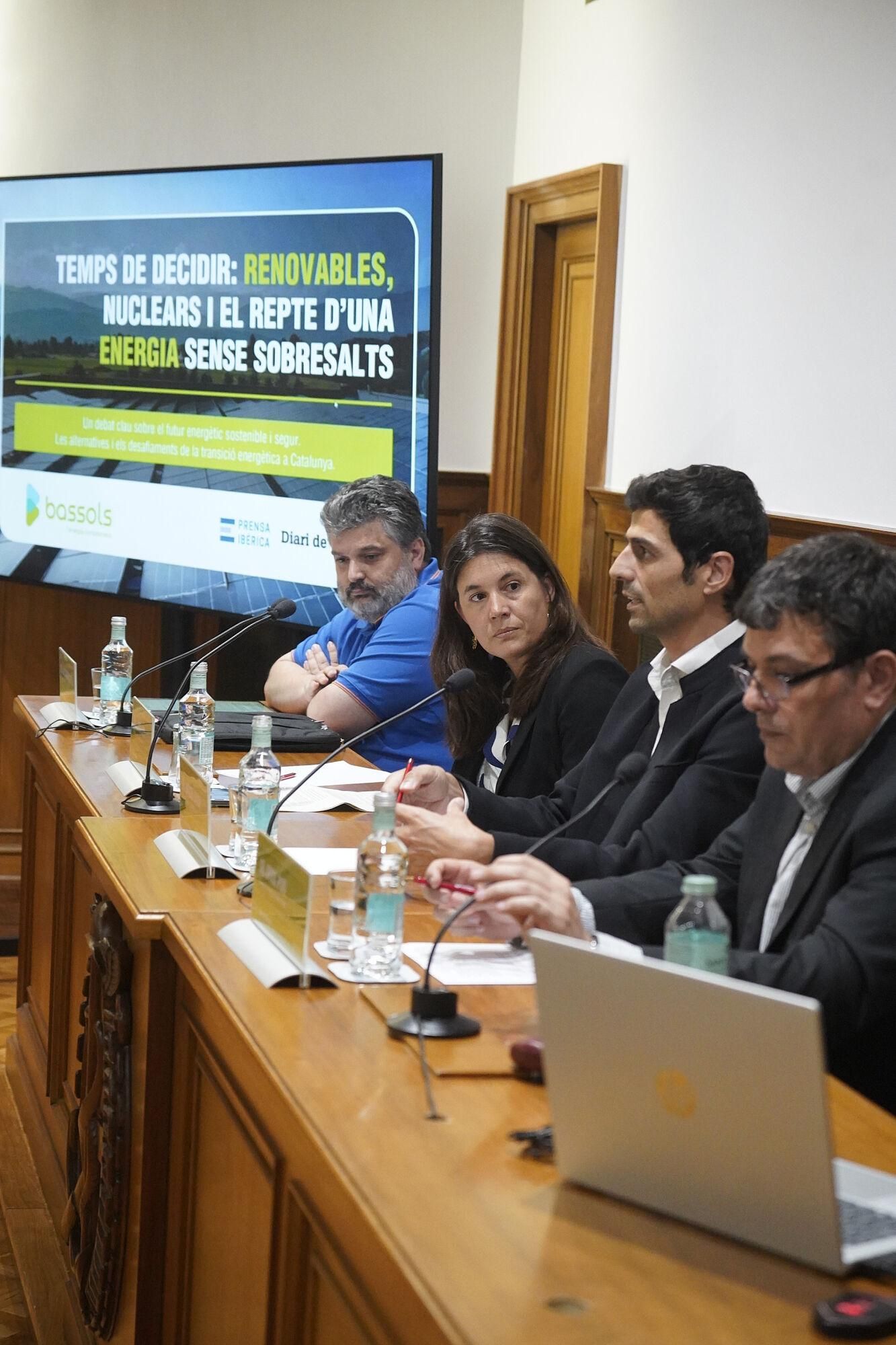 Girona cambra comerç jornada del diari «Temps de decidir: renovables, nuclears i el repte d’una energia sense sobresalts» Miquel Bosch, Director de negoci de Bassols Energia, Olot Prof. Alexandre Deltell, Universitat de Girona, enginyer de Fluids, Energia i Medi Ambient. Sra. Anna Camp, Directora de l’Institut Català d’Energia de Catalunya, Generalitat de Catalunya