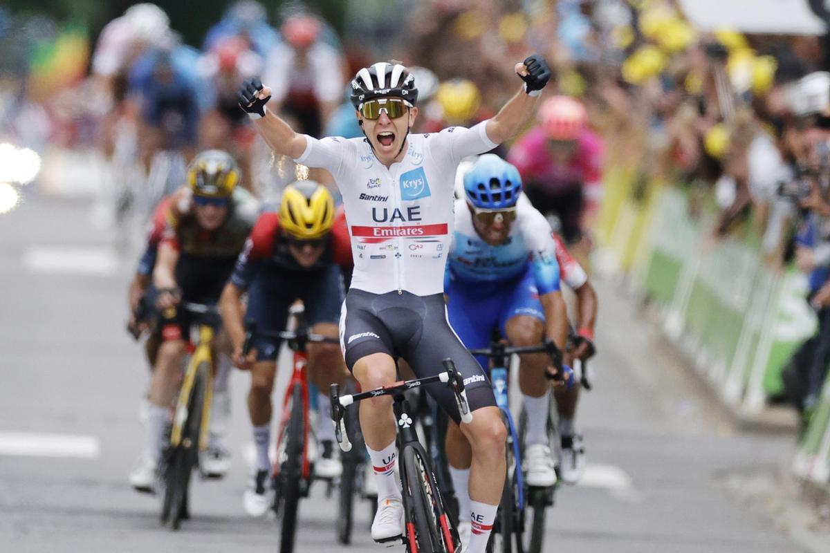 Longwy (France), 07/07/2022.- Slovenian rider Tadej Pogacar of UAE Team Emirates crosses the finish line to win the 6th stage of the Tour de France 2022 over 219.9km from Binche to Longwy, France, 07 July 2022. (Ciclismo, Francia, Eslovenia) EFE/EPA/GUILLAUME HORCAJUELO