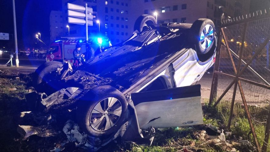 Un aparatoso accidente de tráfico provoca un apagón en la avenida del Aeropuerto