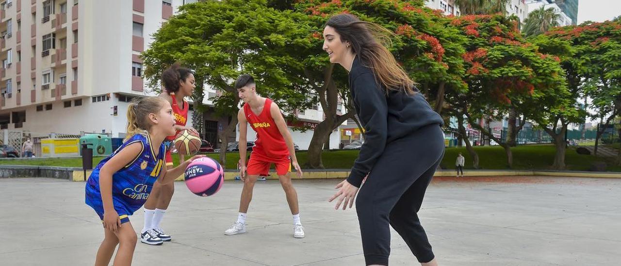 Claudia Langarita, jugando con su prima ayer en Gran Canaria.