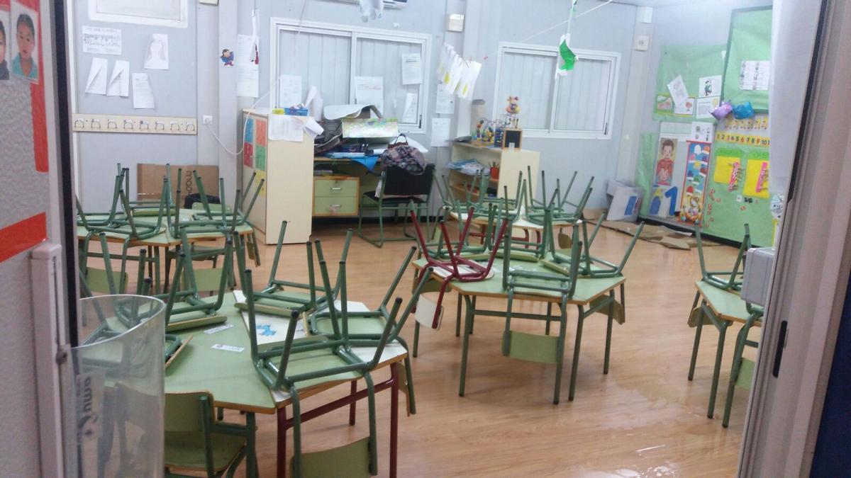 La clase de un colegio de la provincia, con filtraciones por lluvias