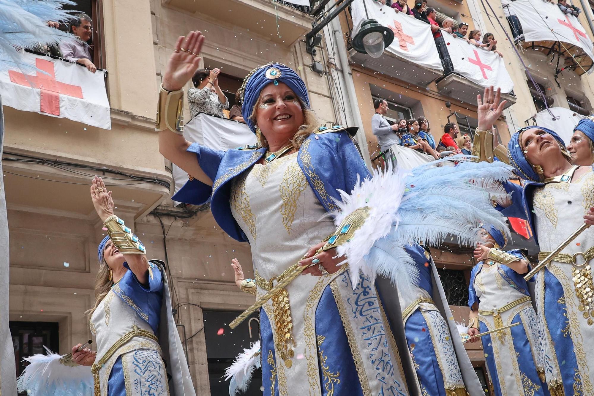 La mujer hace historia en la Entrada Mora de Alcoy