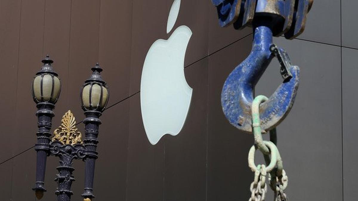 El logotipo de Apple en una tienda de San Francisco junto la grúa de un edificio en obras, el martes.