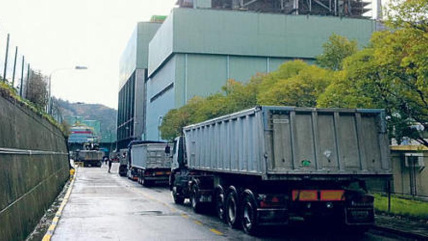 Los camiones esperan para descargar carbón en la térmica de Soto de la Barca.
