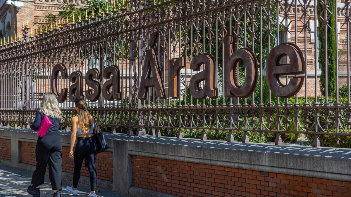 Dos mujeres pasean por delante de la Casa Árabe, en Madrid.