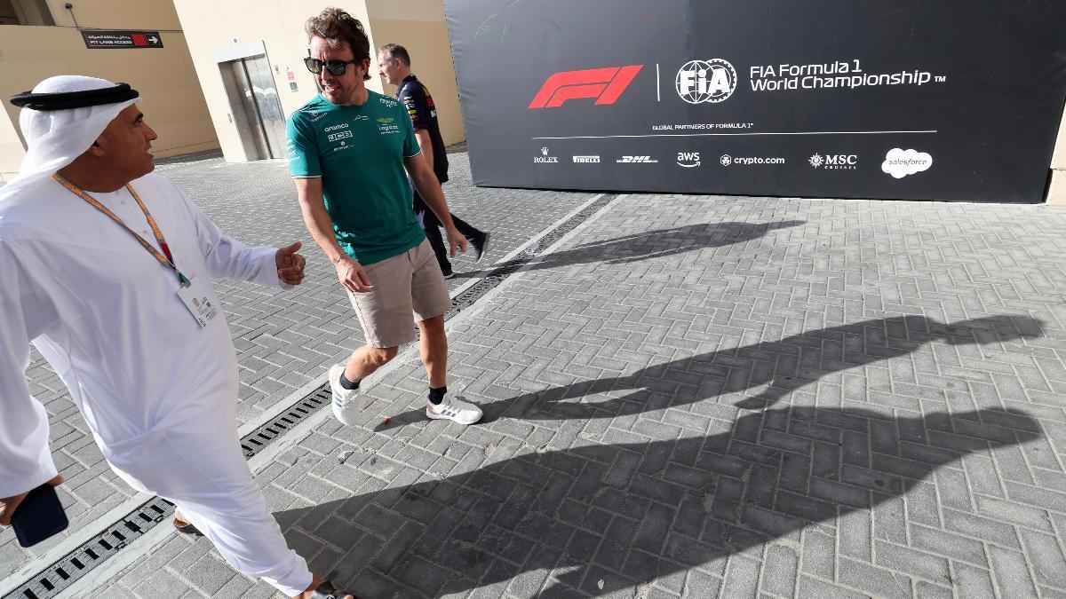 Fernando Alonso, a su llegada al circuito de Yas Marina en Abu Dhabi, donde este domingo concluye la temporada de F1