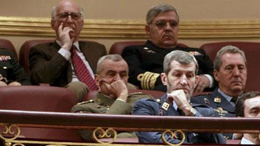 José Julio Rodríguez, centro, Fulgencio Coll, izquierda, y José Jiménez, a la derecha, ayer en el Congreso.