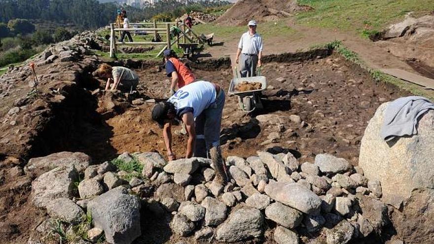 Restos arqueológicos hallados en el castro de Elviña. / víctor echave
