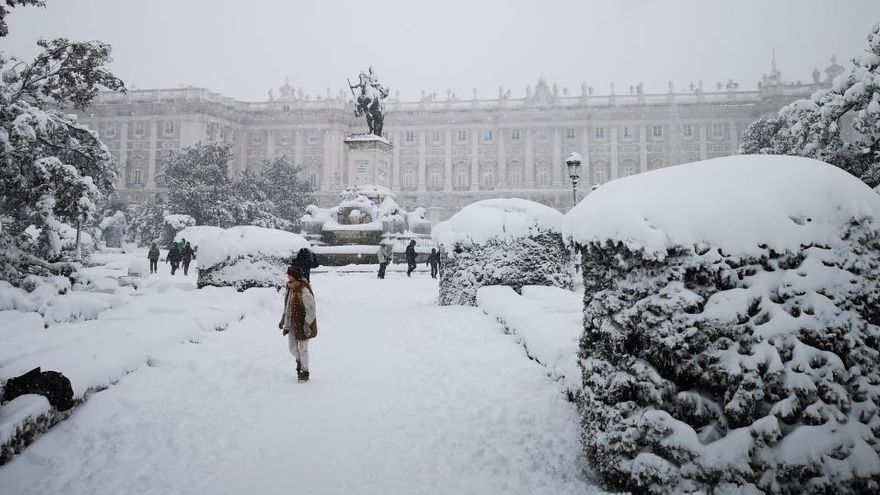 El Palacio Real de Madrid, cubierto de nieve.